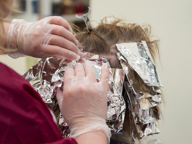 Folie auf das Haar beim Färben des Haares. Nahansicht