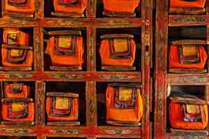 Foto fólios de manuscritos antigos na biblioteca do mosteiro de thiksey, ladakh, índia