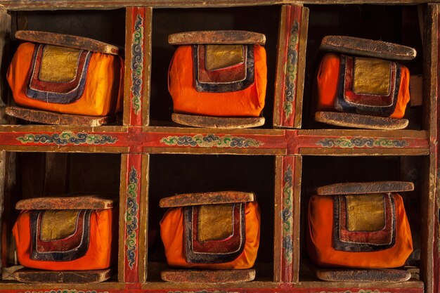 Foto fólios de manuscritos antigos na biblioteca do mosteiro de thiksey, ladakh