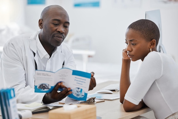 Folleto médico y paciente médico consultando sobre salud mientras aprende sobre atención médica en el escritorio de la oficina Hombre GP y comunicación de apoyo para mujeres sobre seguridad de enfermedades o enfermedades virales