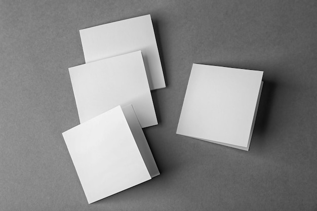 Folletos en blanco sobre un fondo gris
