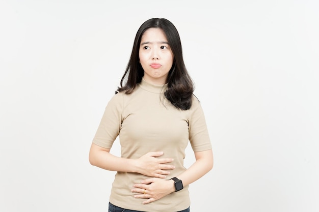 Fome quer comer e tocar o estômago de uma linda mulher asiática isolada em fundo branco