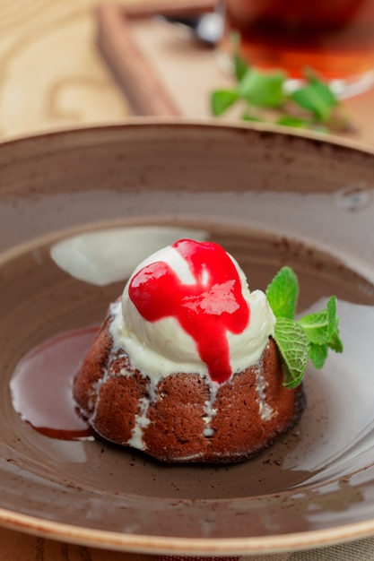 Fondant de chocolate con helado arriba cerrar