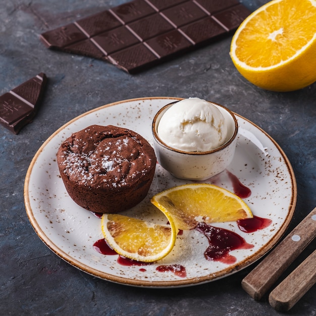 Fondant de chocolate con helado. Delicioso postre de chocolate caliente en un plato.