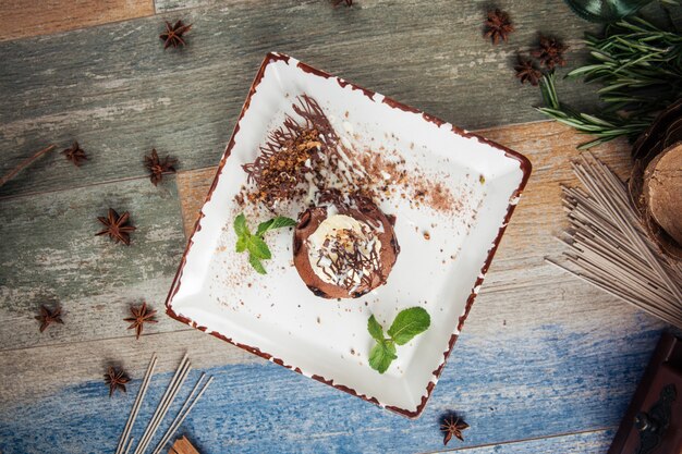 Fondant de chocolate con helado de menta y guarnición