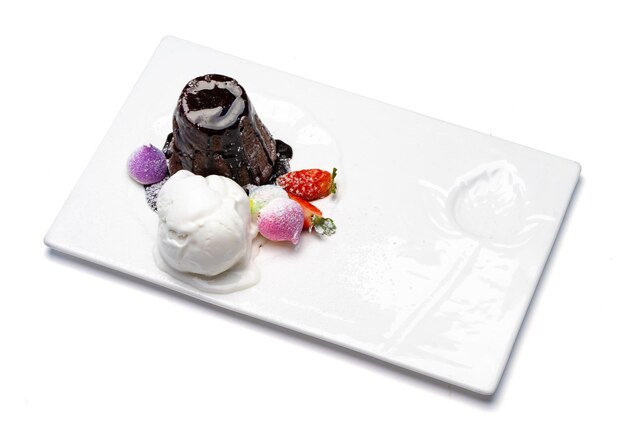 Fondant de chocolate con helado, plato de chocolate, bizcocho de chocolate con crema, postre