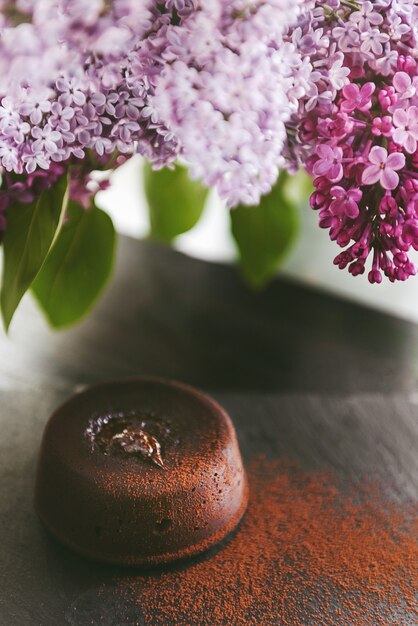 Fondant de chocolate clássico em fundo escuro com flores