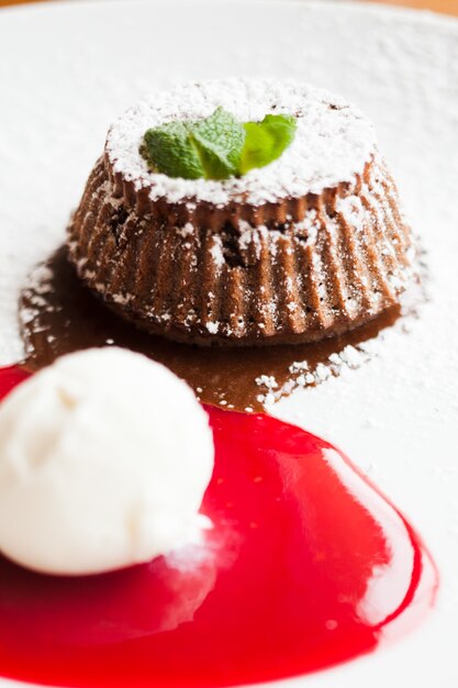 Fondant de chocolate com molho de frutas vermelhas e sorvete de baunilha