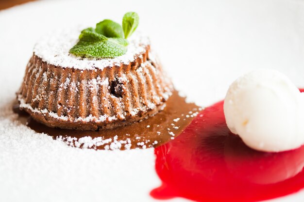 Fondant de chocolate com molho de frutas vermelhas e sorvete de baunilha