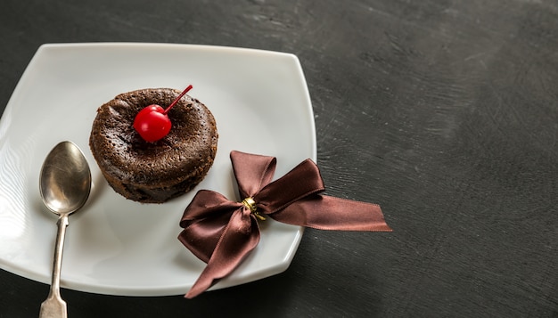 Fondant decorado con una cereza coctel