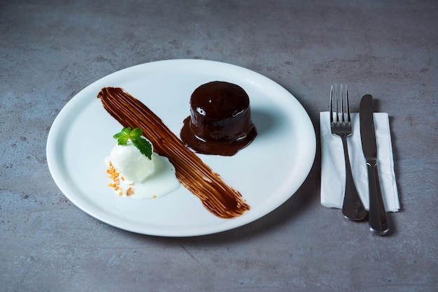 Fondant-Schokolade mit Eispaket serviert in Teller isoliert auf grauem Hintergrund Draufsicht auf Bahrain-Essen