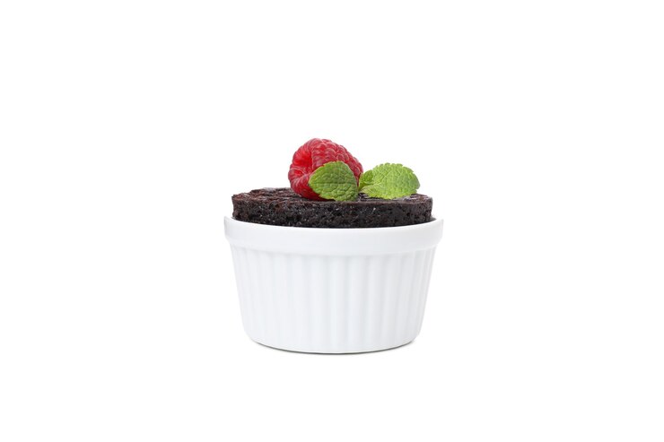 Foto fondante de chocolate png com bagas em tigela isolada sobre fundo branco