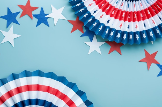 Fondo del 4 de julio Ventiladores de papel de EE. UU. Estrellas rojas azules blancas y confeti sobre fondo de pared azul Feliz Día del Trabajo Día de la Independencia Día de los Presidentes Colores de la bandera estadounidense Mock up Vista superior