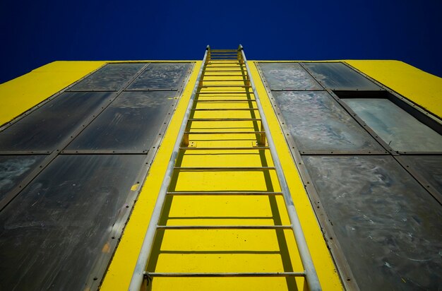 Fondo abstracto amarillo escalera arriba