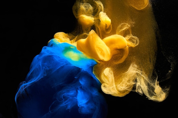 Fondo abstracto de arte fluido líquido Azul amarillo bailando pinturas acrílicas bajo el agua océano espacio humo