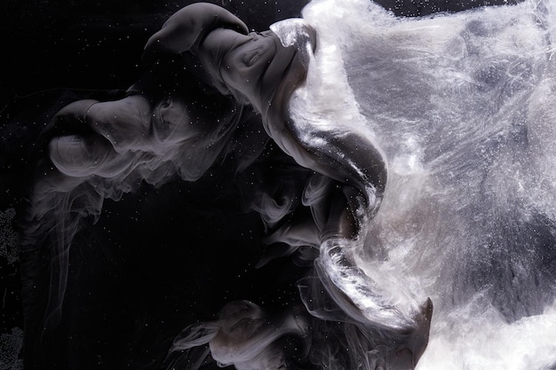 Fondo abstracto de arte fluido líquido Chorros blancos negros y humo bailando pinturas acrílicas espacio submarino explosión del universo oceánico