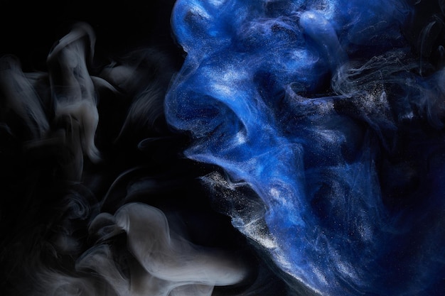 Fondo abstracto de arte fluido líquido Pintura acrílica azul negra bajo el agua océano de humo galáctico