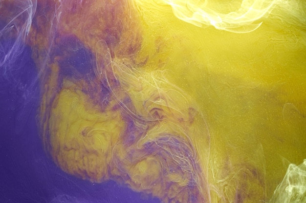 Fondo abstracto de arte fluido líquido Púrpura amarillo baile pinturas acrílicas espacio submarino humo océano explosión de color