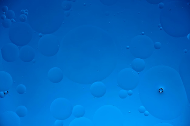 Fondo abstracto azul con rayas de círculos de aceite y degradado