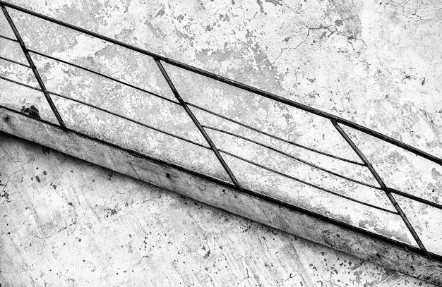 Fondo abstracto en blanco y negro Una antigua escalera de calle de hierro