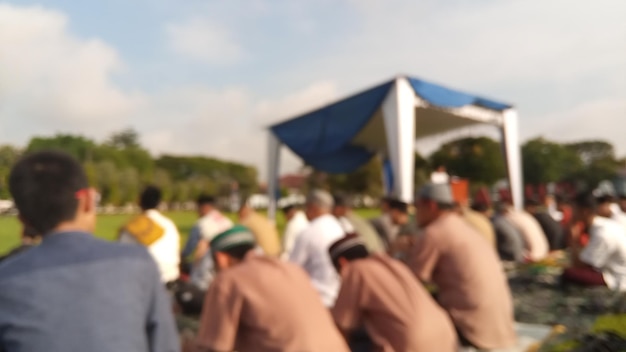 Foto el fondo abstracto borroso de la actividad de la oración del eid en indonesia