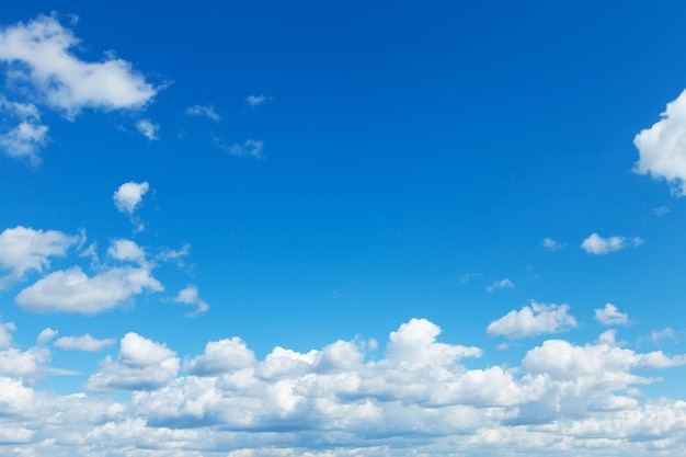 Fondo abstracto de cielo azul y nubes