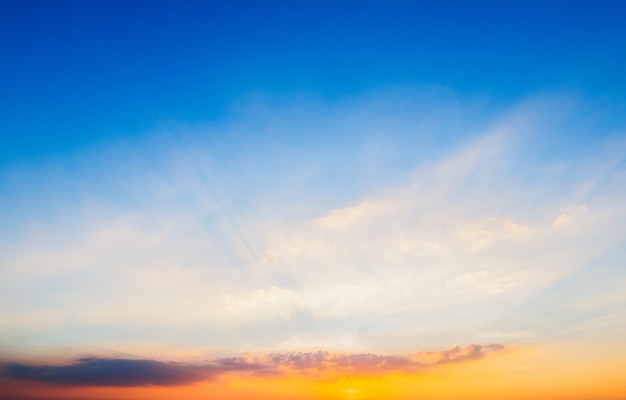 Fondo abstracto de cielo azul nublado