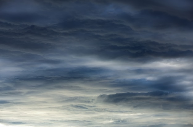 Fondo abstracto de cielo dramático con nubes oscuras