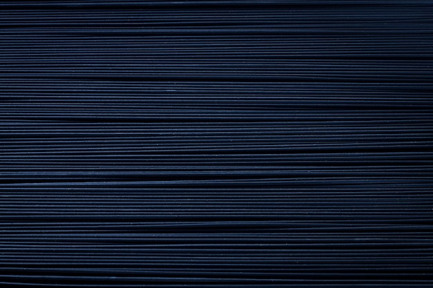 Fondo abstracto, color azul oscuro, de pasta de espagueti cruda, vista superior