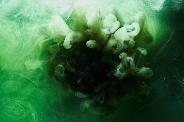 Fondo abstracto de color verde. Remolino de humo de narguile vibrante, océano esmeralda bajo el agua, pintura dinámica en el agua