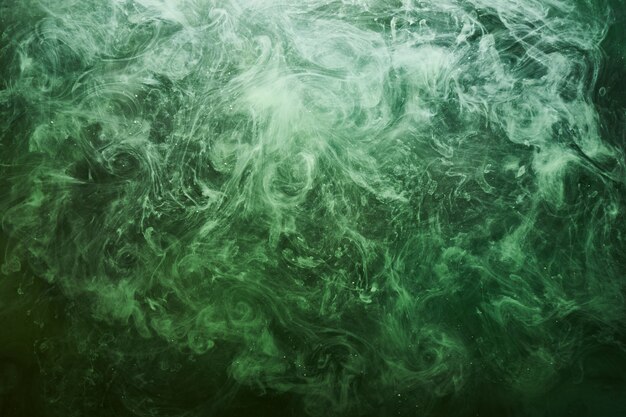 Fondo abstracto de color verde. Remolino de humo de narguile vibrante, océano esmeralda bajo el agua, pintura dinámica en el agua