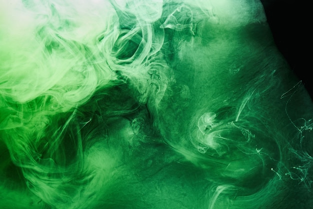 Fondo abstracto de color verde. Remolino de humo de narguile vibrante, océano esmeralda bajo el agua, pintura dinámica en el agua