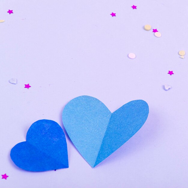 Fondo abstracto con corazones de papel, confeti para el día de San Valentín. Fondo de amor y sentimiento para póster, pancarta, publicación, tarjeta Foto de estudio