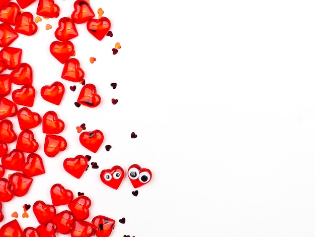 Fondo abstracto de corazones rojos. Concepto felicitaciones, amor.