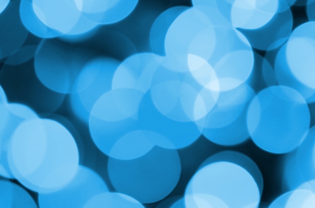 El fondo abstracto elegante de la Navidad festiva azul con muchas luces del bokeh.