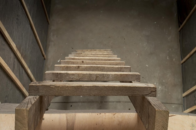 Fondo abstracto una escalera de madera que conduce al sótano