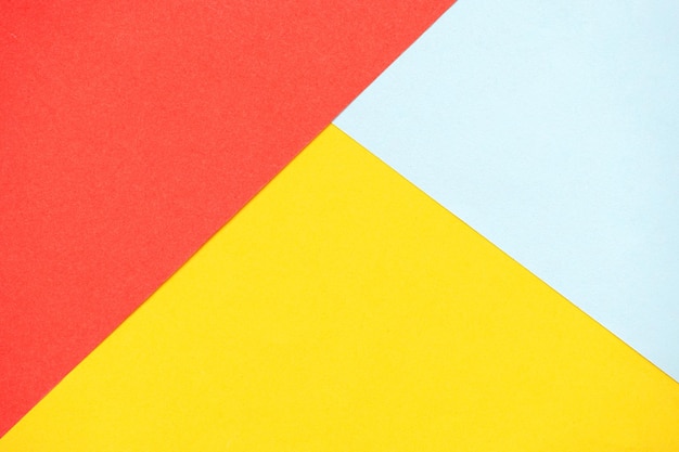 Fondo abstracto con espacio de copia de triángulo amarillo rojo y azul
