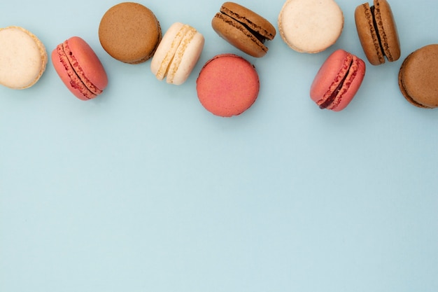 Fondo abstracto de la foto de la comida con los macarrones deliciosos sobre fondo azul.