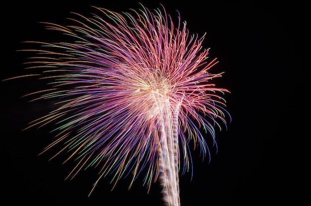 Fondo abstracto de fuegos artificiales de colores con espacio libre para texto