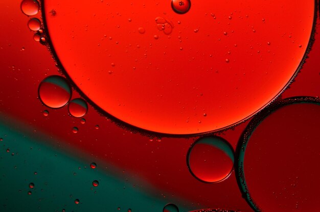 Fondo abstracto gotas de aceite en el agua macro de color rojo y verde