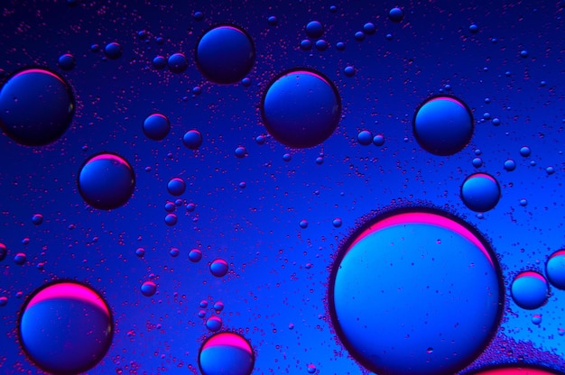 fondo abstracto. gotas de aceite sobre agua, azul y rojo. macro.