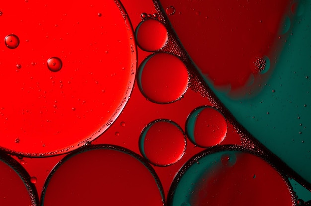 Fondo abstracto. gotas de aceite sobre agua, color rojo y verde. macro.