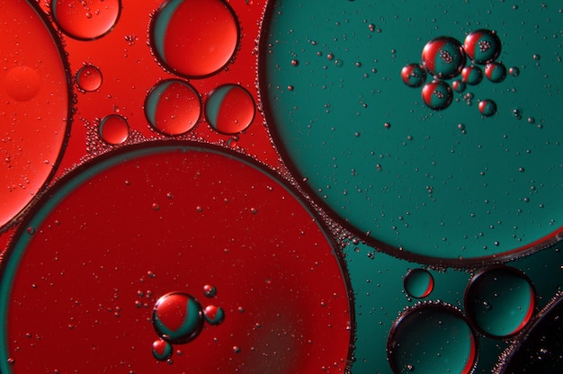 Fondo abstracto. gotas de aceite sobre agua, color rojo y verde. macro.