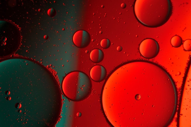 fondo abstracto. gotas de aceite sobre agua, color rojo y verde. macro.