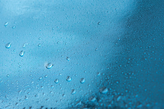 Fondo abstracto con gotas de lluvia y hermoso bokeh azul El concepto de otoño