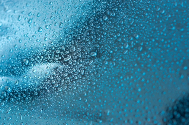 Fondo abstracto con gotas de lluvia y hermoso bokeh azul