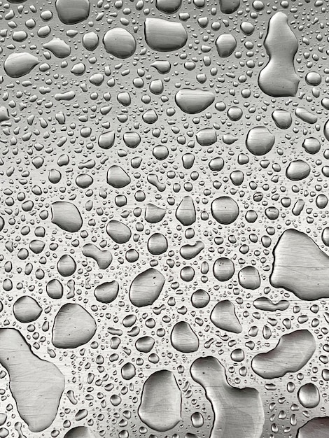 Fondo abstracto con grandes gotas de lluvia sobre metal imperfecto