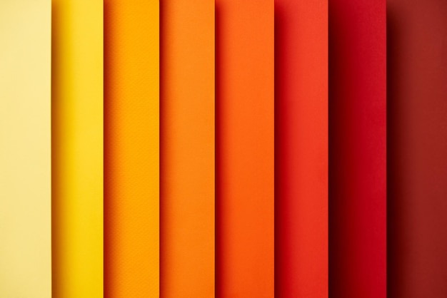 Foto fondo abstracto con hojas de papel verticales en tonos rojos y amarillos