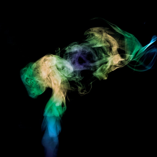 Fondo abstracto del humo del color encendido detrás.