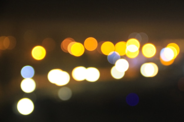 Fondo abstracto de luces de la ciudad borrosa con efecto bokeh